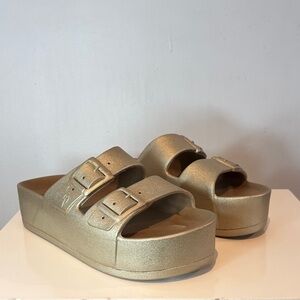 Cacatoe’s CAIPIRINHA METALLIC - GOLD sandals size US8 NWT